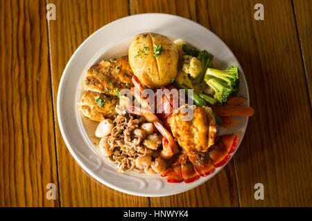 Fisch, Hummer und Calamri Meeresfrüchte-Platte Stockfoto