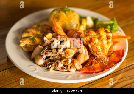 Fisch, Hummer und Calamri Meeresfrüchte-Platte Stockfoto