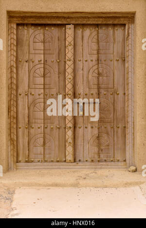 Alte Holztür in Qasr Al Qattara in Al Ain, Vereinigte Arabische Emirate Stockfoto