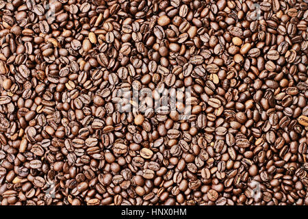 Aufwand auf ein Flatlay Bild von einem full-Frame von Kaffeebohnen Hintergrund abgeschossen auf der Suche. Stockfoto