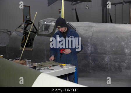 Man arbeitet an Spitfire Restaurierung am Biggin Hill Erbe Hangar Stockfoto