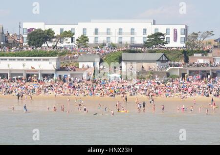 Clacton on Sea, Großbritannien - 26. August 2016: große Menschenmenge am Strand von Clacton am Messetag Luft angesehen vom Pier Stockfoto