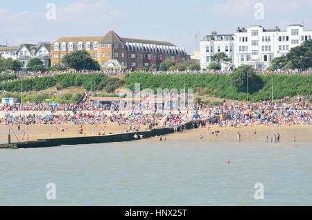 Clacton on Sea, Großbritannien - 26. August 2016: große Menschenmenge am Strand von Clacton am Messetag Luft vom Pier Stockfoto