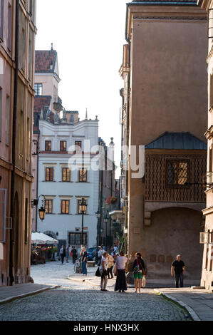 Eines der schmalen gepflasterten Steinstraßen, Jezuicka, führt in Old Town Market Place in Warschau, Polen. 85 % der Altstadt wurde im Krieg zerstört. Stockfoto