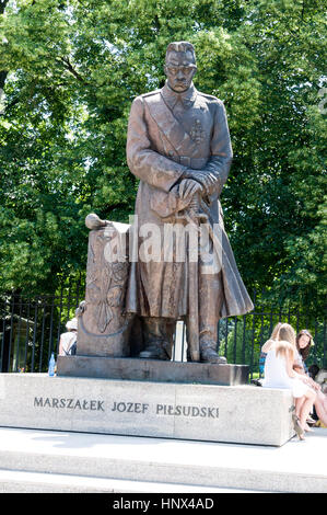 Eine Statue von Marszalek Józef Piłsudski (Marschall Józef Piłsudski) im Belweder - Belveder, Präsidentenpalast in Warschau, Polen.  Er war ein polnischer s Stockfoto