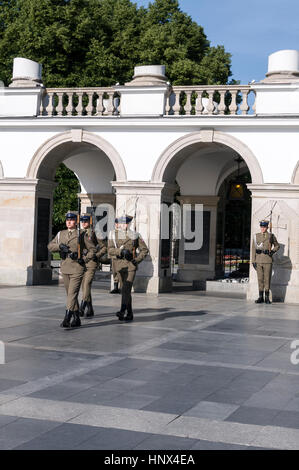 Soldaten als Teil der Wachablösung des Bataillons Vertreter der polnischeArmee, Rückkehr in die Kaserne am Grab des entlastet die Stockfoto