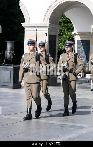 Soldaten als Teil der Wachablösung des Bataillons Vertreter der polnischeArmee, Rückkehr in die Kaserne am Grab des entlastet die Stockfoto