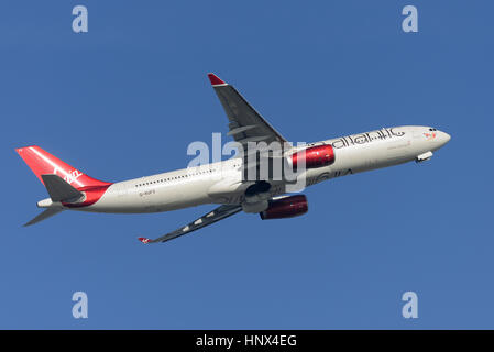 Virgin Atlantic Airways Airbus A330-343 G-VUFO "Lady Stardust" vom Flughafen London Heathrow in blauen Himmel abheben Stockfoto