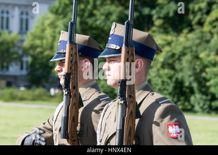 Soldaten als Teil der Wachablösung des Bataillons Vertreter der polnischeArmee, Rückkehr in die Kaserne am Grab des entlastet die Stockfoto