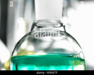 Chemisches Experiment in einem Labor Stockfoto