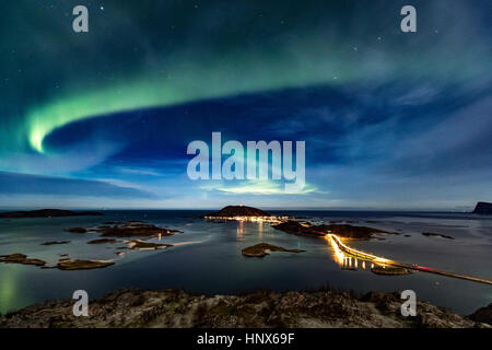 Aurora Borealis in den Nachthimmel über Sommaroy Brücke von Kvaloya Insel Sommaroy Island, Arctic Norwegen Stockfoto