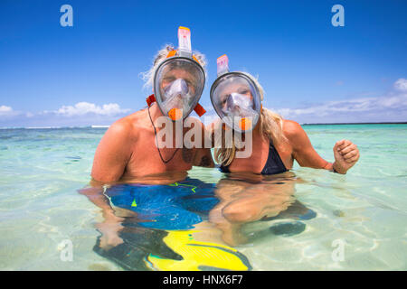 Porträt von älteres Paar im Meer, Schnorcheln, Ile Aux Cerfs, Mauritius tragen Stockfoto