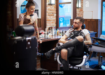 Friseure, die eine Pause im barbershop Stockfoto