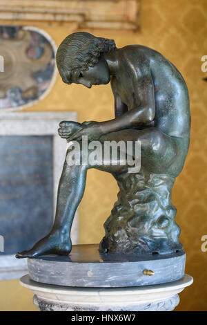 Rom. Italien. Lo Skulptur Spinario, junge mit einem Dorn, Roman Bronze, 50-27 v. Chr., Kapitolinischen Museen. Musei Capitolini, Palazzo dei Conservatore. Stockfoto