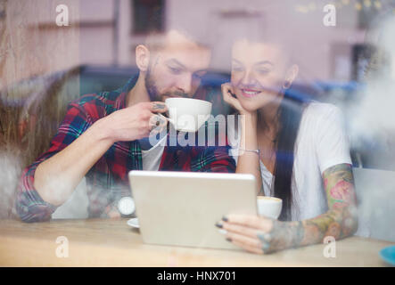 Blick durch die Fenster des Paares im Coffee-Shop mit digital-Tablette Stockfoto