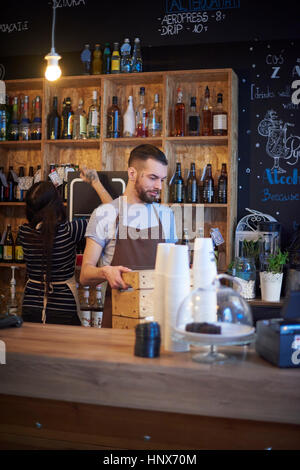 Baristas arbeiten hinter Theke Stockfoto