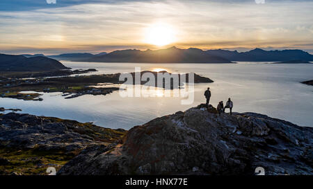 Luftaufnahme der Gruppe von Menschen, die einen Gipfel auf Kvaloya Insel im Herbst, Arktis Norwegen Klettern Stockfoto