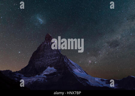 Das Matterhorn unter Sternenhimmel, Zermatt, Schweiz Stockfoto