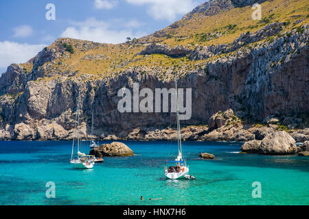 Yachten ankern vor der Küste, Cala Figuera, Mallorca Bucht, Spanien Stockfoto