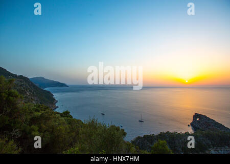 Sonnenuntergang über Meereshorizont, Sa Foradada, Mallorca, Spanien Stockfoto