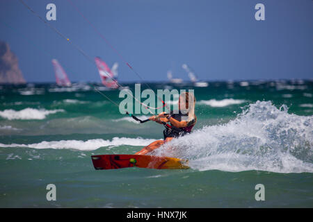 Junge Frau Kitesurfen mit Geschwindigkeit, Mallorca, Spanien Stockfoto