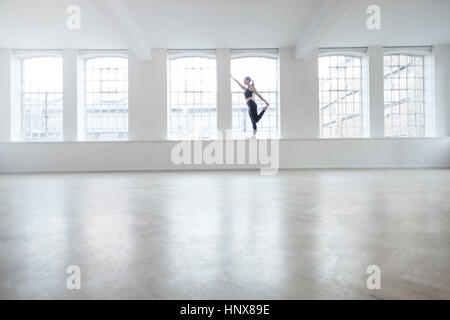 Frau auf der Fensterbank im Tanzstudio Stockfoto