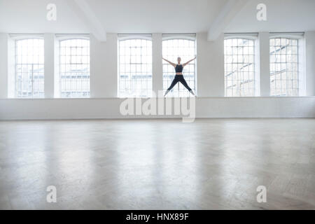 Frau auf der Fensterbank im Tanzstudio Stockfoto