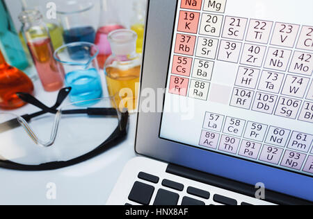 Periodensystem auf Laptop von Fläschchen des Übergangs Metall Salze Stockfoto