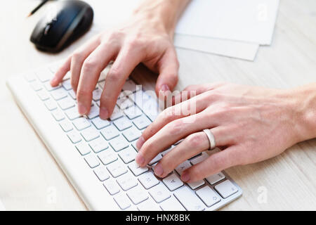 Männlichen Händen tippen auf der Computertastatur Stockfoto