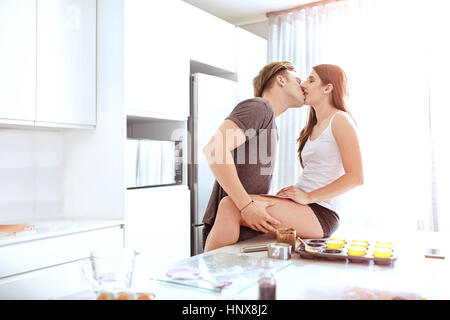 Paar küssen in Küche Stockfoto
