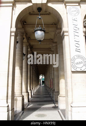 Torbogen gebildet durch Spalten an Comedie Francaise Boutique, Rue de Richelieu, Paris, Frankreich Stockfoto