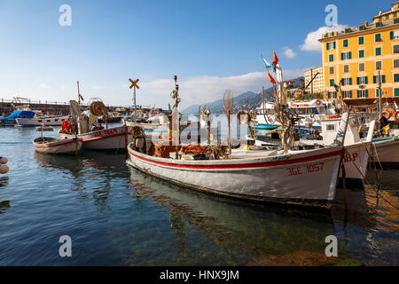 Vertäuten Fischerbooten im geschützten Hafen von Camogli, Italien mit bunten Uferpromenade Gebäude, ein beliebter Urlaubsort Stockfoto