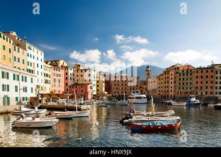 Malerische Aussicht auf festgemachten Boote vor bunten historischen Hafen Gebäude in Camogli an der italienischen Riviera Stockfoto