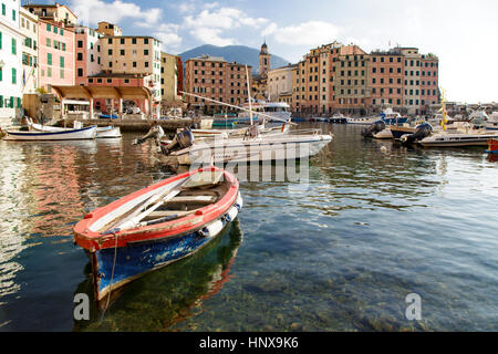 Alte hölzerne Beiboot in den Hafen von Camogli an der italienischen Riviera mit Blick auf bunte Uferpromenade Wohnungen, einem malerischen bunten Fischen Dorf po Stockfoto
