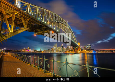 Sydney. Stadtbild Bild von Sydney, Australien mit Harbour Bridge während der blauen Dämmerstunde. Stockfoto