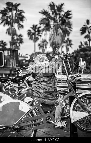 in Barcelona für einen perfekten Winter. Porträt von glückliches Kind in Barcelona, Spanien sitzen auf dem Fahrrad Stockfoto