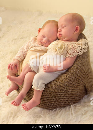 Drei Wochen alte Neugeborene eineiigen Zwillingen in Spitze gekleidet Stockfoto