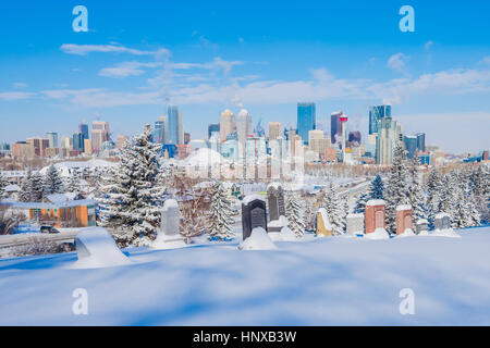 Calgary Skyline und Friedhof Grabsteine, Calgary, Alberta, Kanada Stockfoto