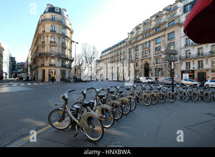 Eine Velib-Station im Boulevard Haussmann mit Verleih Fahrräder zu mieten von der Öffentlichkeit in Paris, Frankreich Stockfoto