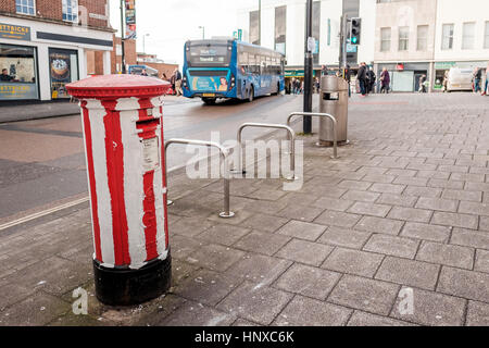 Southampton F.C. Anhänger malen weiße Streifen auf einen Briefkasten nach ihren Klub das Finale des EFL-Cup im Wembley-Stadion, 2017 erreicht Stockfoto