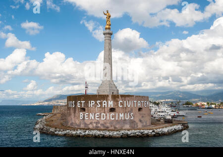 Goldene Statue des "Madonna della Lettera" auf einem Obelisken am Eingang der Hafen von Messina (Sizilien) Stockfoto