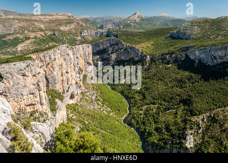 Der Fluss Verdon fließt über die Berge in der Haute Provence (Frankreich) Stockfoto