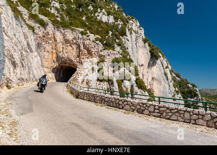 Motorrad in die Route des Kretas, in der Region Alpes-de-Haute-Provence (Frankreich) Stockfoto