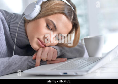 junge Frau schlief Stockfoto