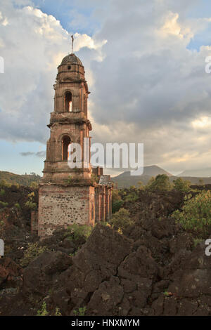 Lava bedeckt Ruinen der Kirche, Mexiko Stockfoto