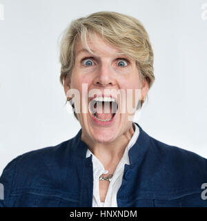 Blonde Frau öffnen Mund überrascht Porträt Stockfoto