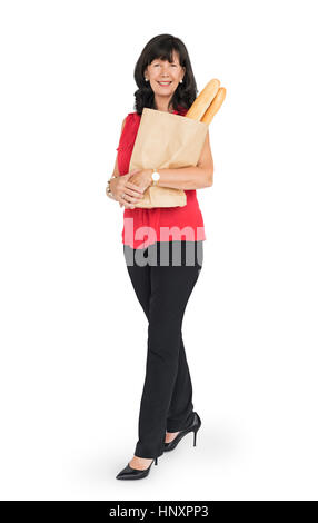 Kaukasische Lady Holding Stangenbrot Stockfoto