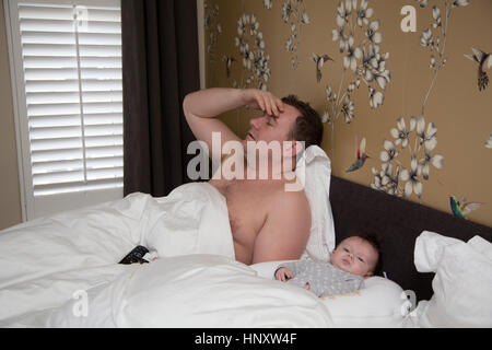 Betonte müde Papa Baby niederlassen wollen Stockfoto