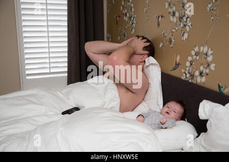 Betonte müde Papa Baby niederlassen wollen Stockfoto