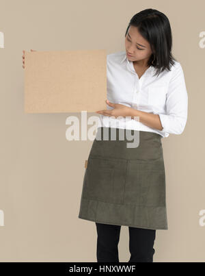 Frau mit Kork Board Kopie Raumkonzept Stockfoto